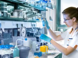 Zeci de biochimişti protestează din cauza salariilor